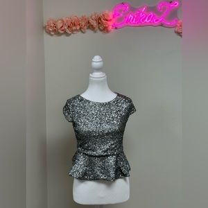 Beautiful silver sequence top like new. Can be paired with a skirt, pants.